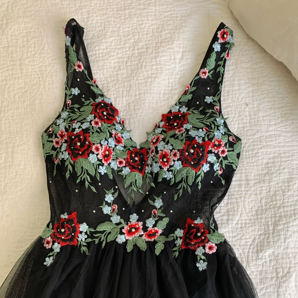 Black Embroidered sequined backless dress